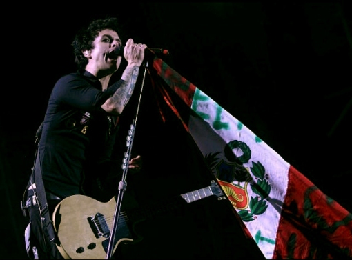 Billie con Bandera Peruana