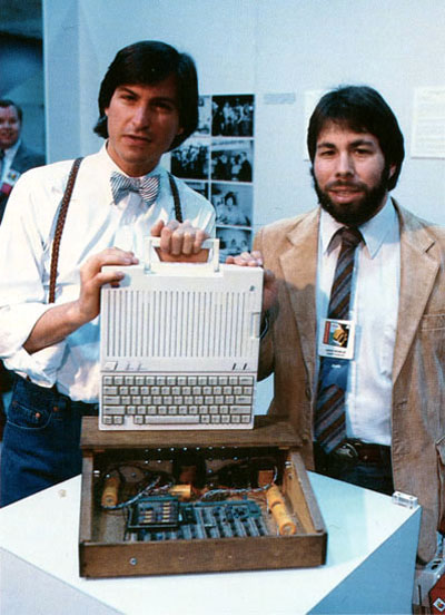 Jobs y Wozniak presentando la Apple II